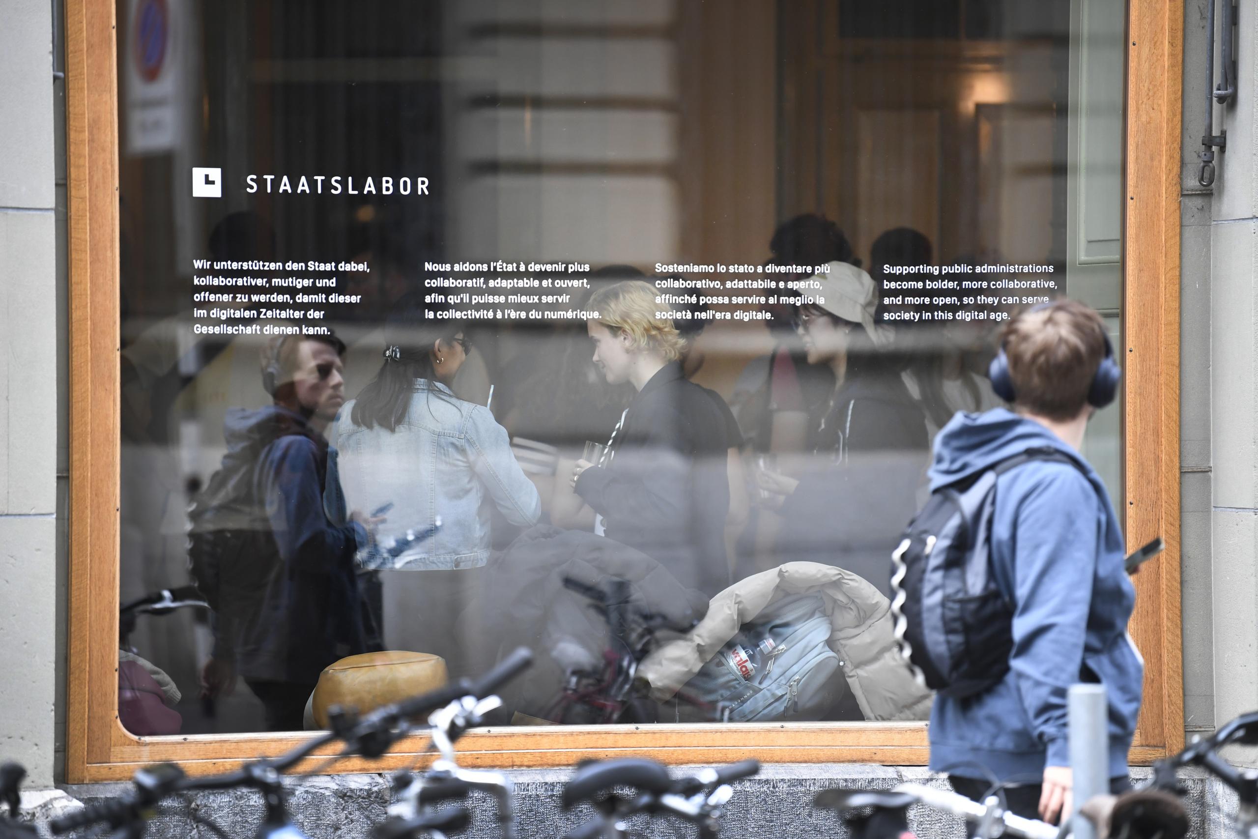 Looking in to the staatslabor through the side window.